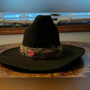 Unisex wool hat with natural feather band. 100% black wool. Size: M.